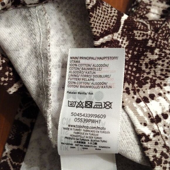 NWOT Topshop Moto Brown Snakeskin print denim skirt. Size 6, Brown, Tan, White - Picture 8 of 9